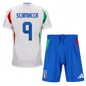 Italien Gianluca Scamacca #9 Bortatröja Barn EM 2024 Kortärmad (+ Korta byxor)