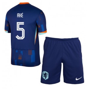 Nederländerna Nathan Ake #5 Bortatröja Barn EM 2024 Kortärmad (+ Korta byxor)