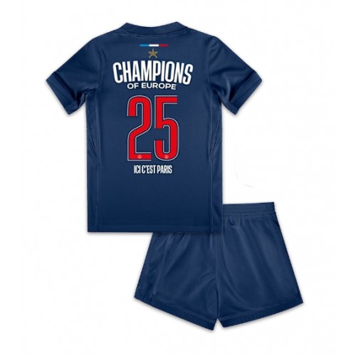Paris Saint-Germain Hemmatröja Barn 2024-25 UCL Champions Kortärmad (+ Korta byxor) Paris Saint-Germain Hemmatröja Barn 2024-25 UCL Champions Kortärmad (+ Korta byxor)