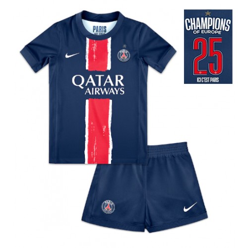 Paris Saint-Germain Hemmatröja Barn 2024-25 UCL Champions Kortärmad (+ Korta byxor) Paris Saint-Germain Hemmatröja Barn 2024-25 UCL Champions Kortärmad (+ Korta byxor)